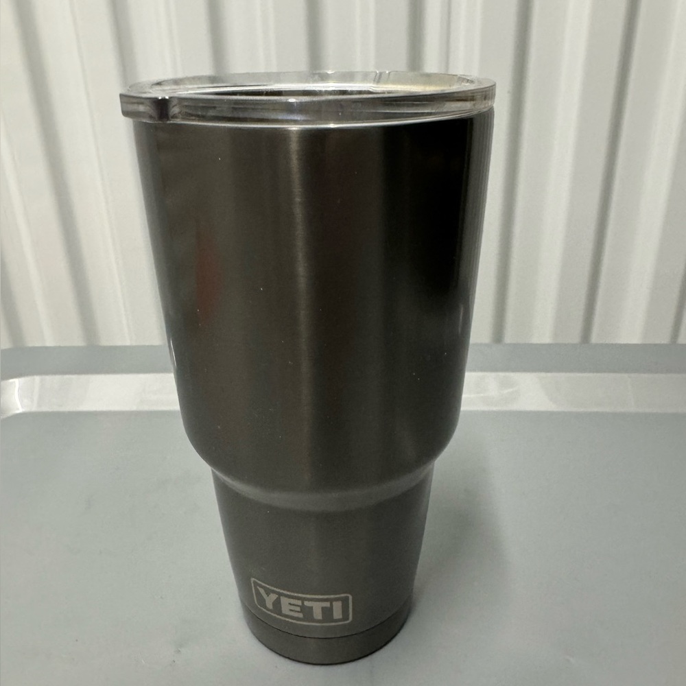 YETI Rambler 30 oz Tumbler w/ Magslider Lid Graphite.